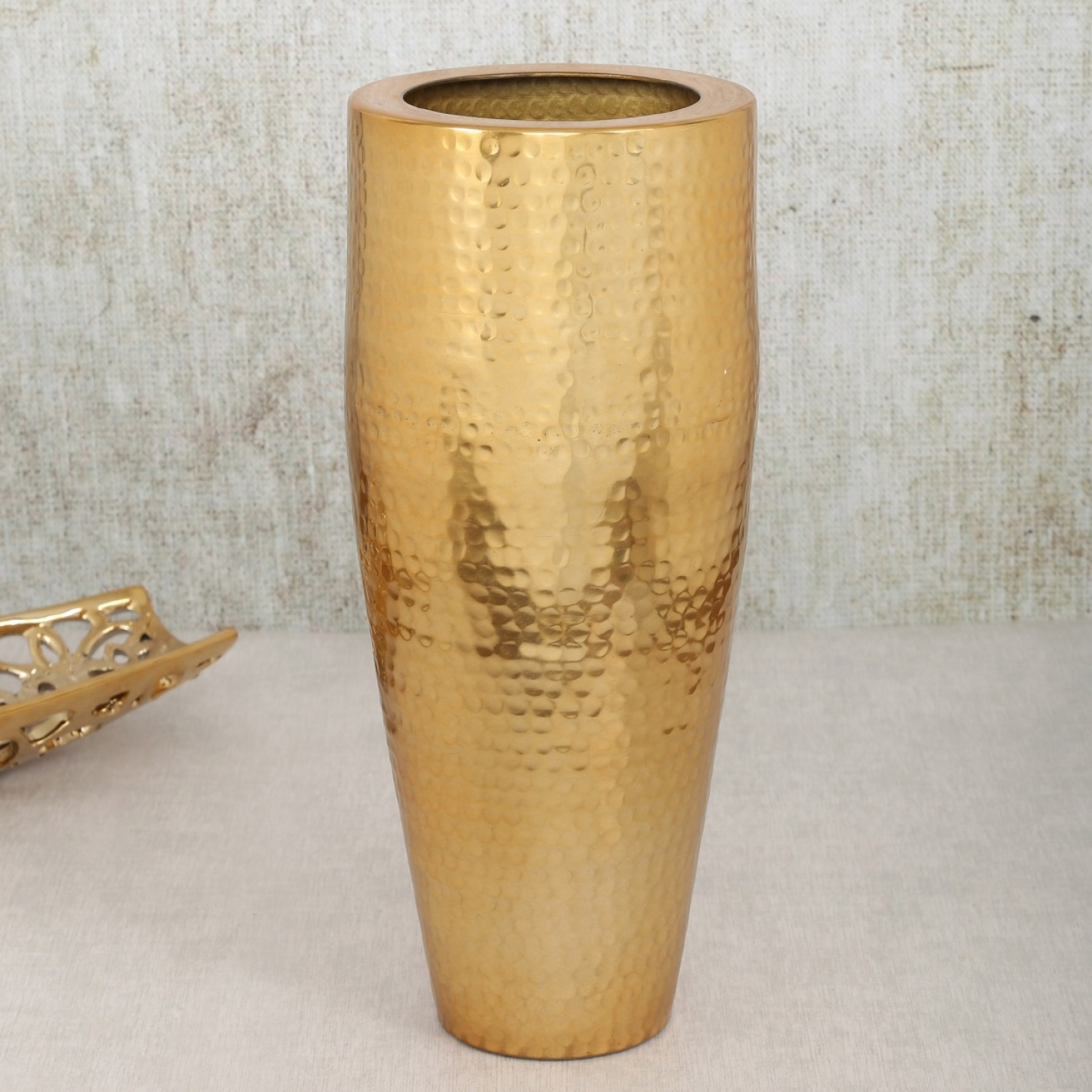Hammered Gold Vase – Linen Texture